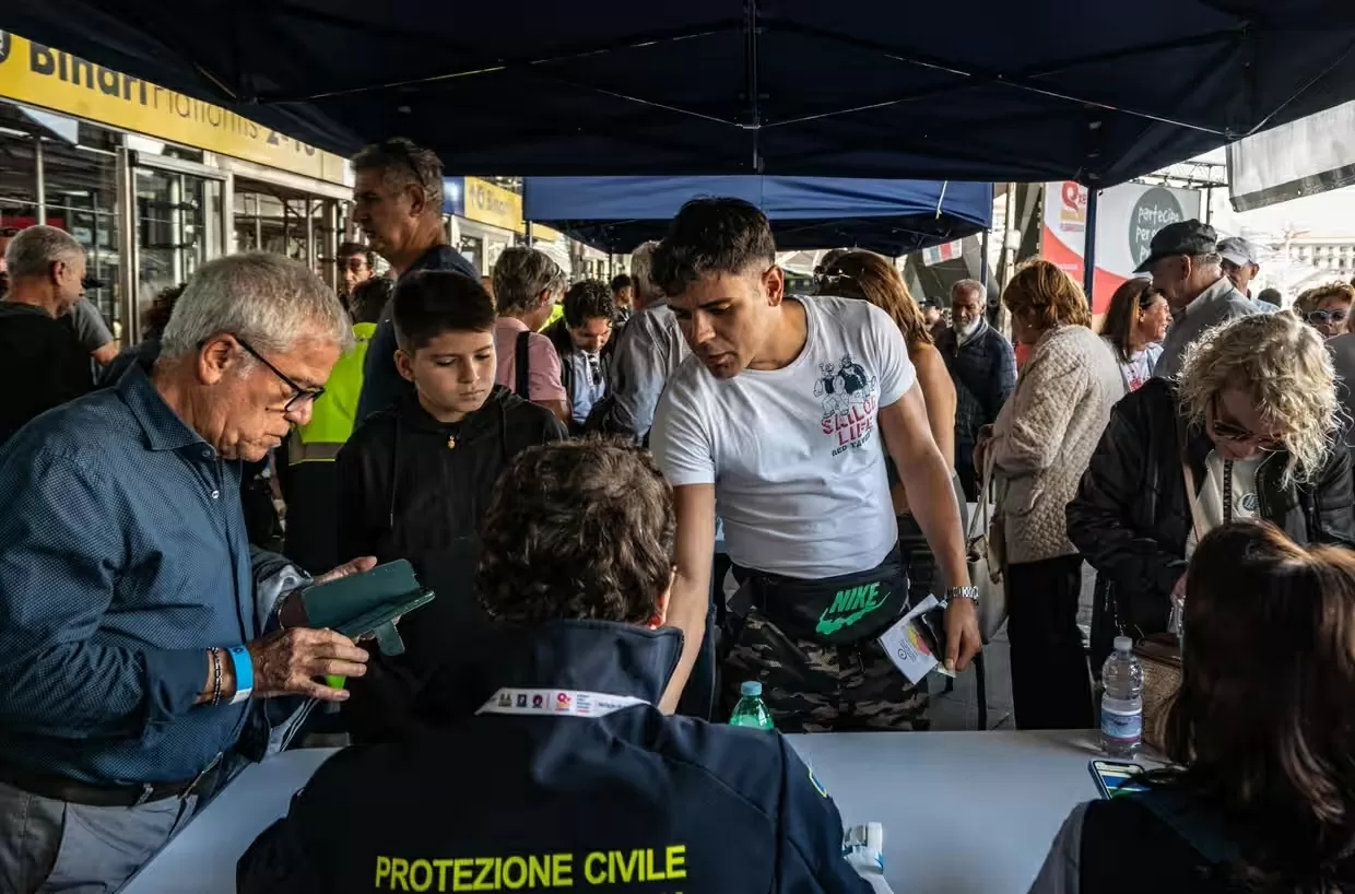 Cuộc sống ở vùng núi lửa Phlegraean Fields của Italy Cuộc sống ở siêu núi lửa Phlegraean Fields của Italy