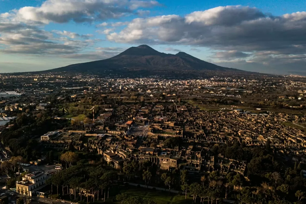 Cuộc sống ở siêu núi lửa Phlegraean Fields của Italy Cuộc sống ở siêu núi lửa Phlegraean Fields của Italy