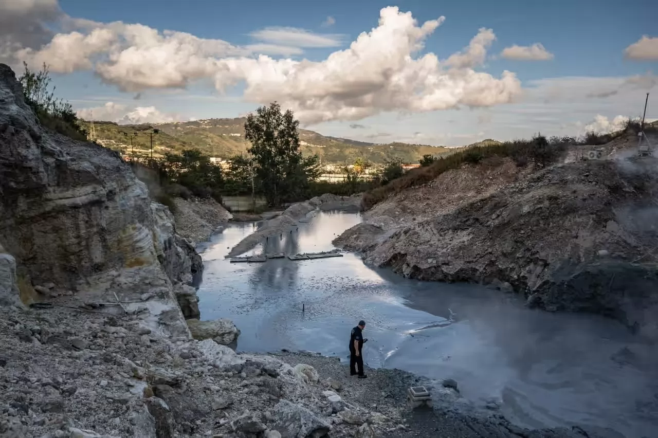 Cuộc sống ở vùng núi lửa Phlegraean Fields của Italy Cuộc sống ở siêu núi lửa Phlegraean Fields của Italy