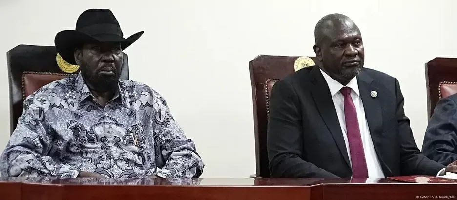 Kiir (L) và Machar đã thành lập một chính phủ chuyển tiếp nhưng sự sắp xếp hiện nay có vẻ không chắc chắn. (Nguồn: AFP) Kiir (L) và Machar đã thành lập một chính phủ chuyển tiếp nhưng sự sắp xếp hiện nay có vẻ không chắc chắn. (Nguồn: AFP)