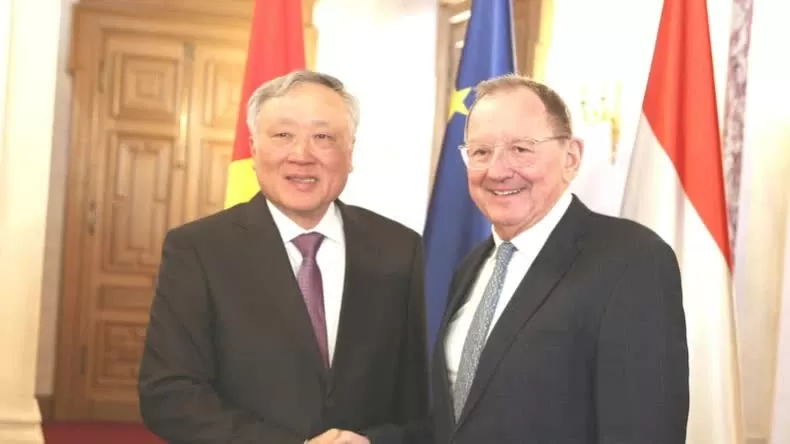 Phó Thủ tướng Thường trực Chính phủ Nguyễn Hòa Bình gặp Phó Chủ tịch Nghị viện Luxembourg Fernand Etgen (Ảnh: VGP/Nguyễn Hoàng) Phó Thủ tướng Thường trực Chính phủ Nguyễn Hòa Bình gặp Phó Chủ tịch Nghị viện Luxembourg Fernand Etgen (Ảnh: VGP/Nguyễn Hoàng)