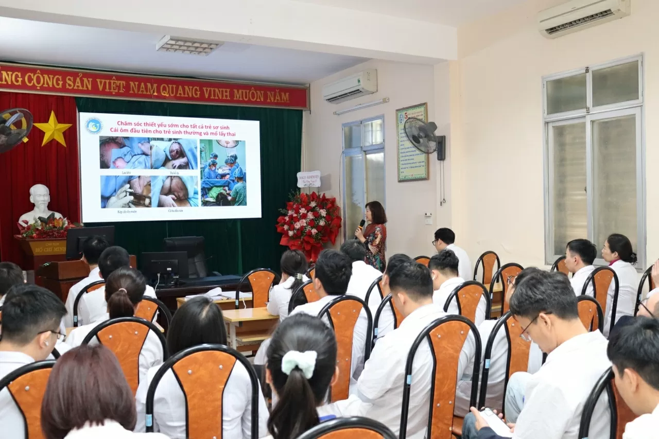 Bệnh viện Phụ sản Thanh Hóa, buổi sinh hoạt chuyên môn với chủ đề “Chăm sóc sơ sinh thiết yếu sớm cho bà mẹ và trẻ sơ sinh”. (Nguồn: Facebook) Bệnh viện Phụ sản Thanh Hóa, buổi sinh hoạt chuyên môn với chủ đề “Chăm sóc sơ sinh thiết yếu sớm cho bà mẹ và trẻ sơ sinh”. (Nguồn: Facebook)