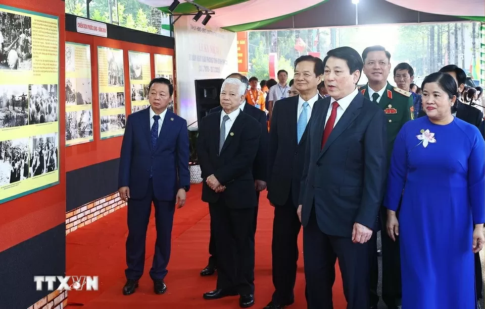 Chủ tịch nước Lương Cường với các đại biểu dự Lễ kỷ niệm 50 năm Giải phóng tỉnh Bình Phước (23/3/1975 – 23/3/2025). (Ảnh: Lâm Khánh/TTXVN) Chủ tịch nước Lương Cường với các đại biểu dự Lễ kỷ niệm 50 năm Giải phóng tỉnh Bình Phước (23/3/1975 – 23/3/2025). (Ảnh: Lâm Khánh/TTXVN)