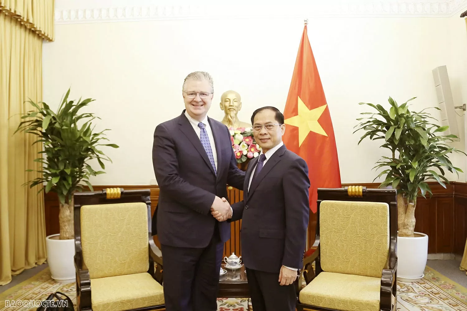 Phó Thủ tướng, Bộ trưởng Ngoại giao Bùi Thanh Sơn tiếp lãnh đạo Tập đoàn Asia Group Daniel Kritenbrink Phó Thủ tướng, Bộ trưởng Ngoại giao Bùi Thanh Sơn tiếp lãnh đạo Tập đoàn Asia Group Daniel Kritenbrink