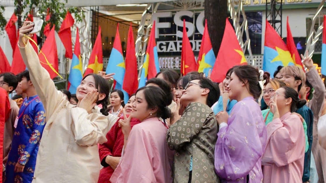 'Tóc xanh vạt áo' - Tôn vinh văn hoá dân tộc tại đêm đồng diễn Việt phục