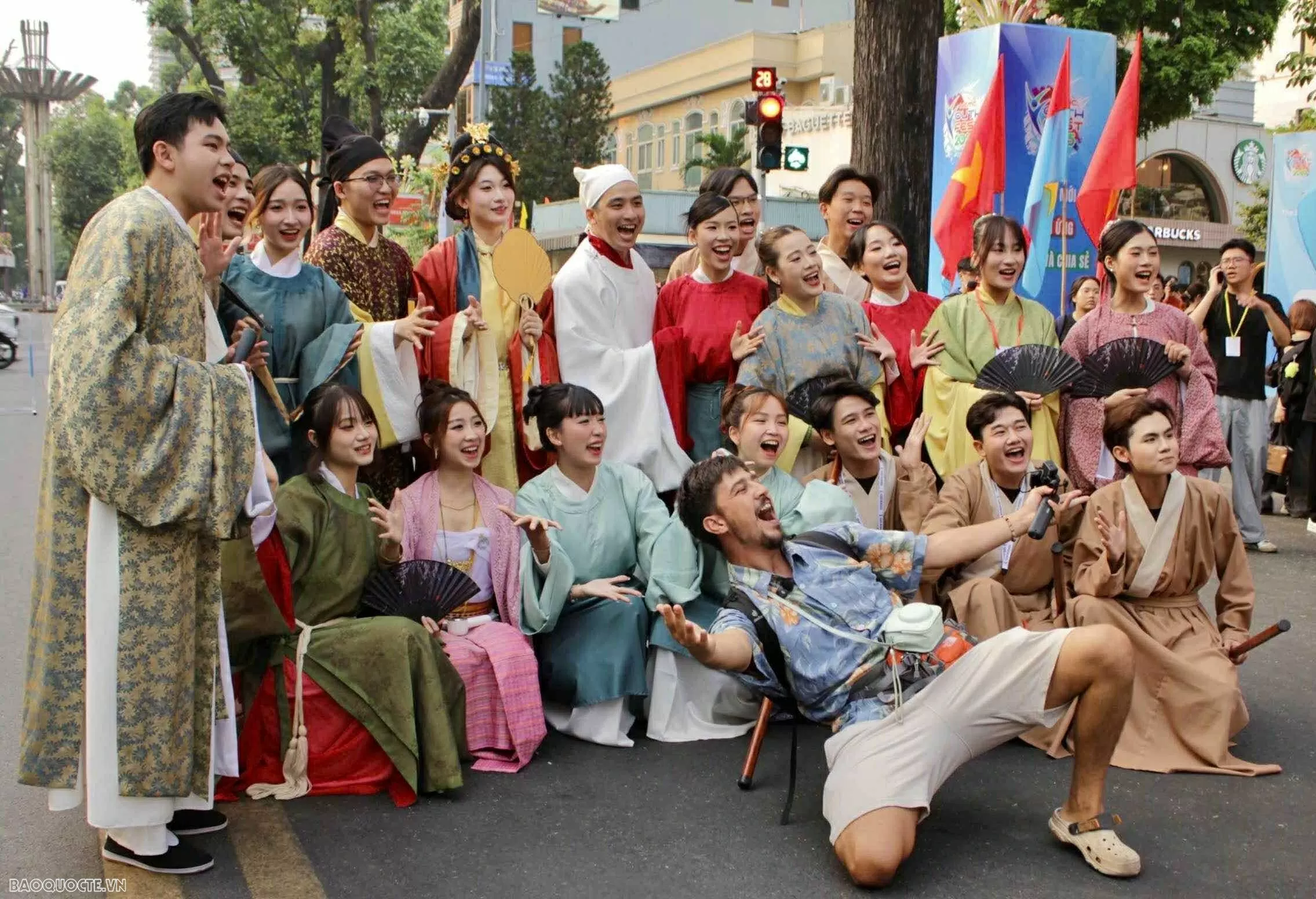 'Tóc xanh vạt áo' - Tôn vinh văn hoá dân tộc tại đêm đồng diễn Việt phục
