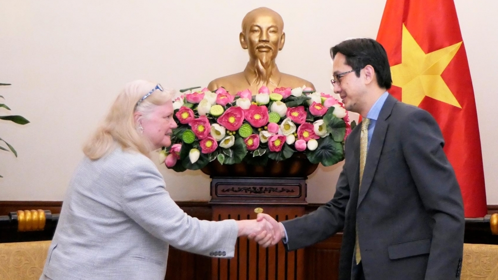 Thứ trưởng Bộ Ngoại giao Đỗ Hùng Việt tiếp Quyền Trợ lý Ngoại trưởng thường trực Hoa Kỳ