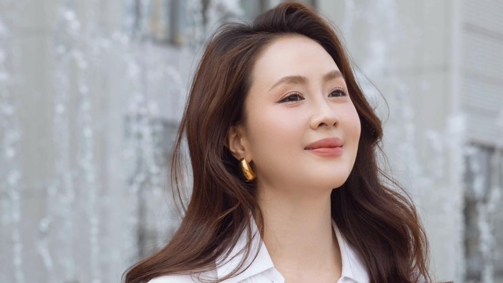 Hồng Diễm mặc đơn giản vẫn cuốn hút