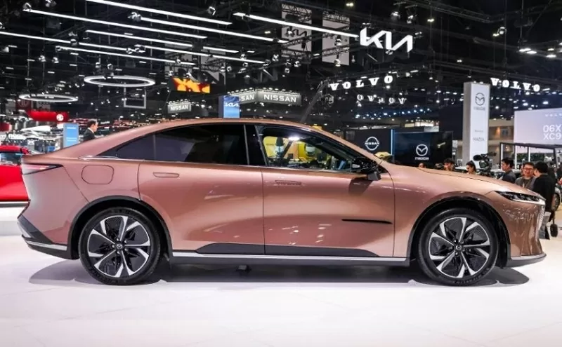 Mazda 6e hỗ trợ sạc nhanh, cho phép nạp pin từ 30% lên 80% chỉ trong 15 phút. Mazda 6e hỗ trợ sạc nhanh, cho phép nạp pin từ 30% lên 80% chỉ trong 15 phút.