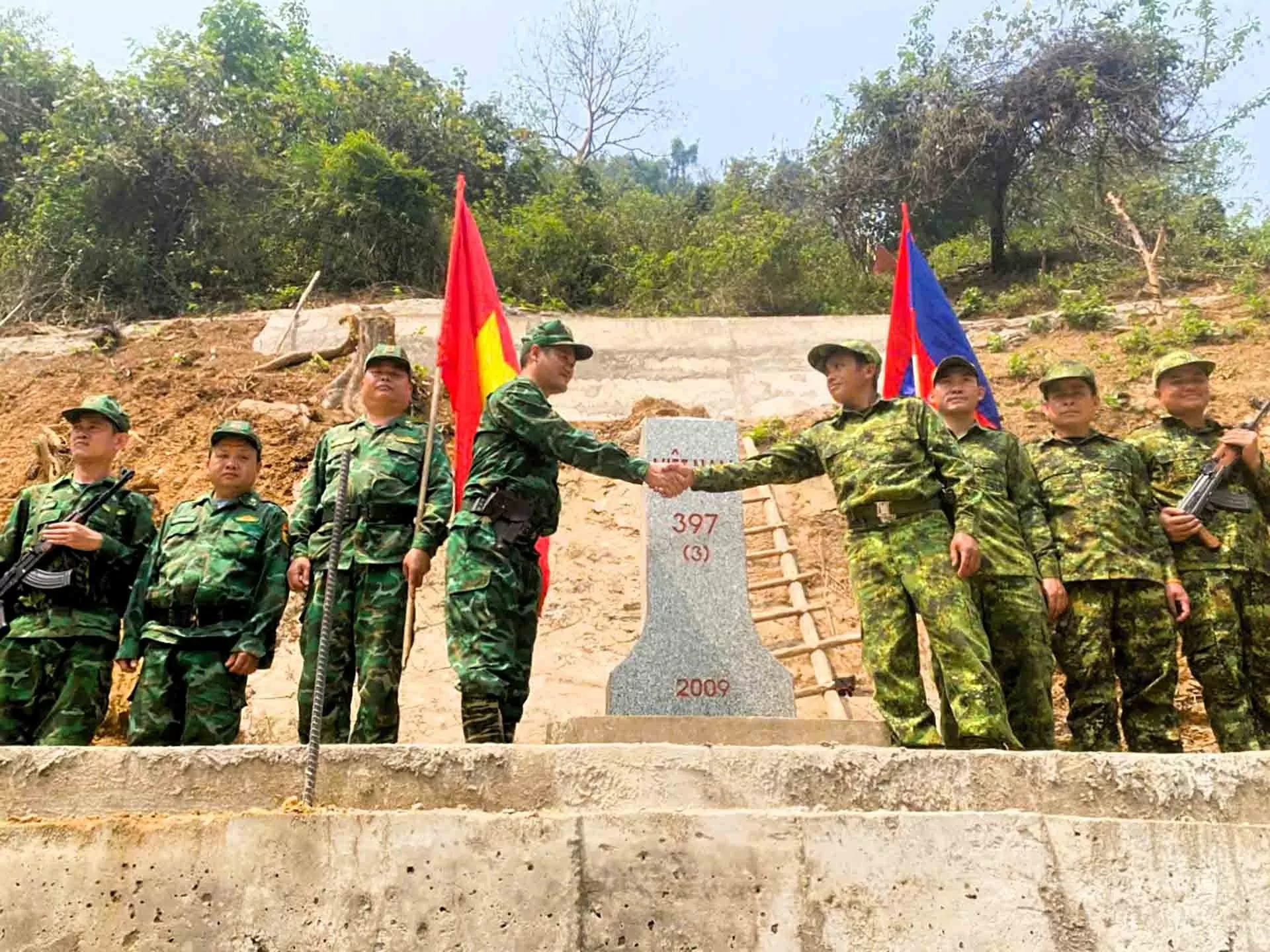 Bộ đội Biên phòng Nghệ An và Houaphanh (Lào) tổ chức tuần tra song phương Bộ đội Biên phòng Nghệ An và Houaphanh (Lào) tổ chức tuần tra song phương