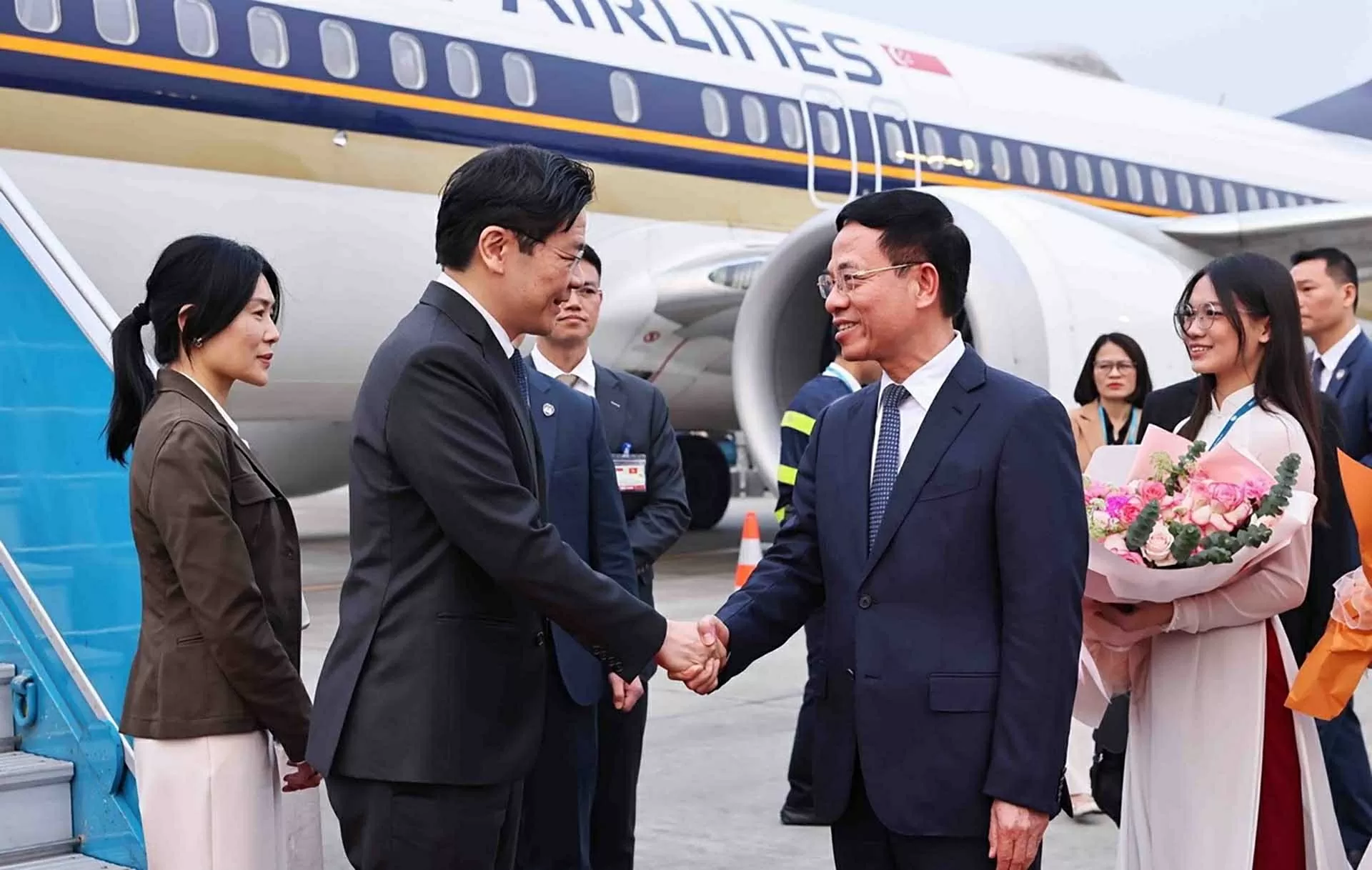 Thủ tướng Singapore và Phu nhân đến Hà Nội, bắt đầu chuyến thăm chính thức Việt Nam Thủ tướng Singapore và Phu nhân đến Hà Nội, bắt đầu chuyến thăm chính thức Việt Nam