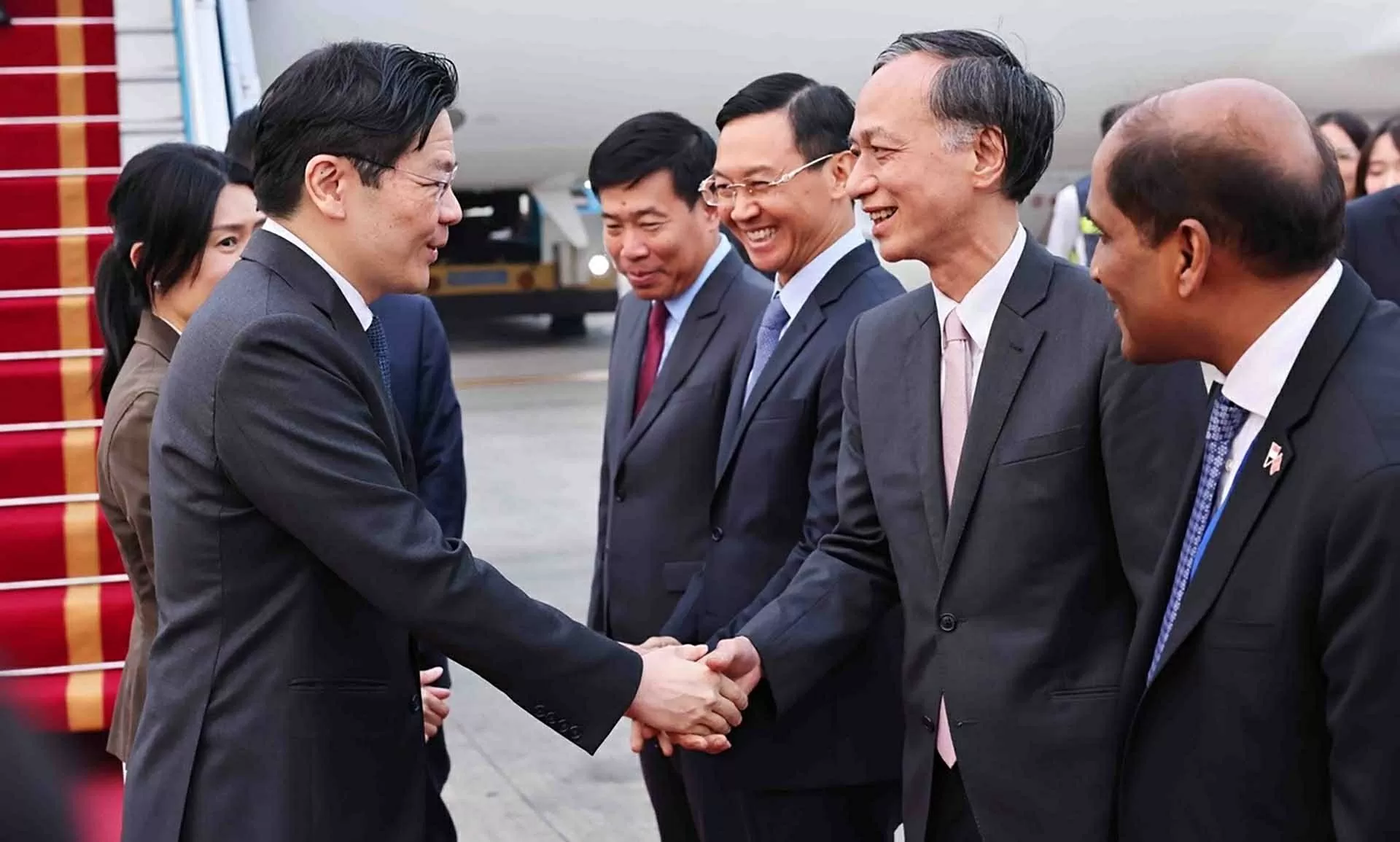 Thủ tướng Singapore và Phu nhân đến Hà Nội, bắt đầu chuyến thăm chính thức Việt Nam Thủ tướng Singapore và Phu nhân đến Hà Nội, bắt đầu chuyến thăm chính thức Việt Nam