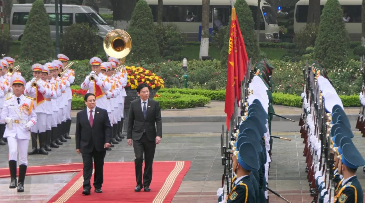 Thủ tướng Phạm Minh Chính và Thủ tướng Lawrence Wong duyệt Đội danh dự Quân đội nhân dân Việt Nam. (Ảnh:Thành Long)