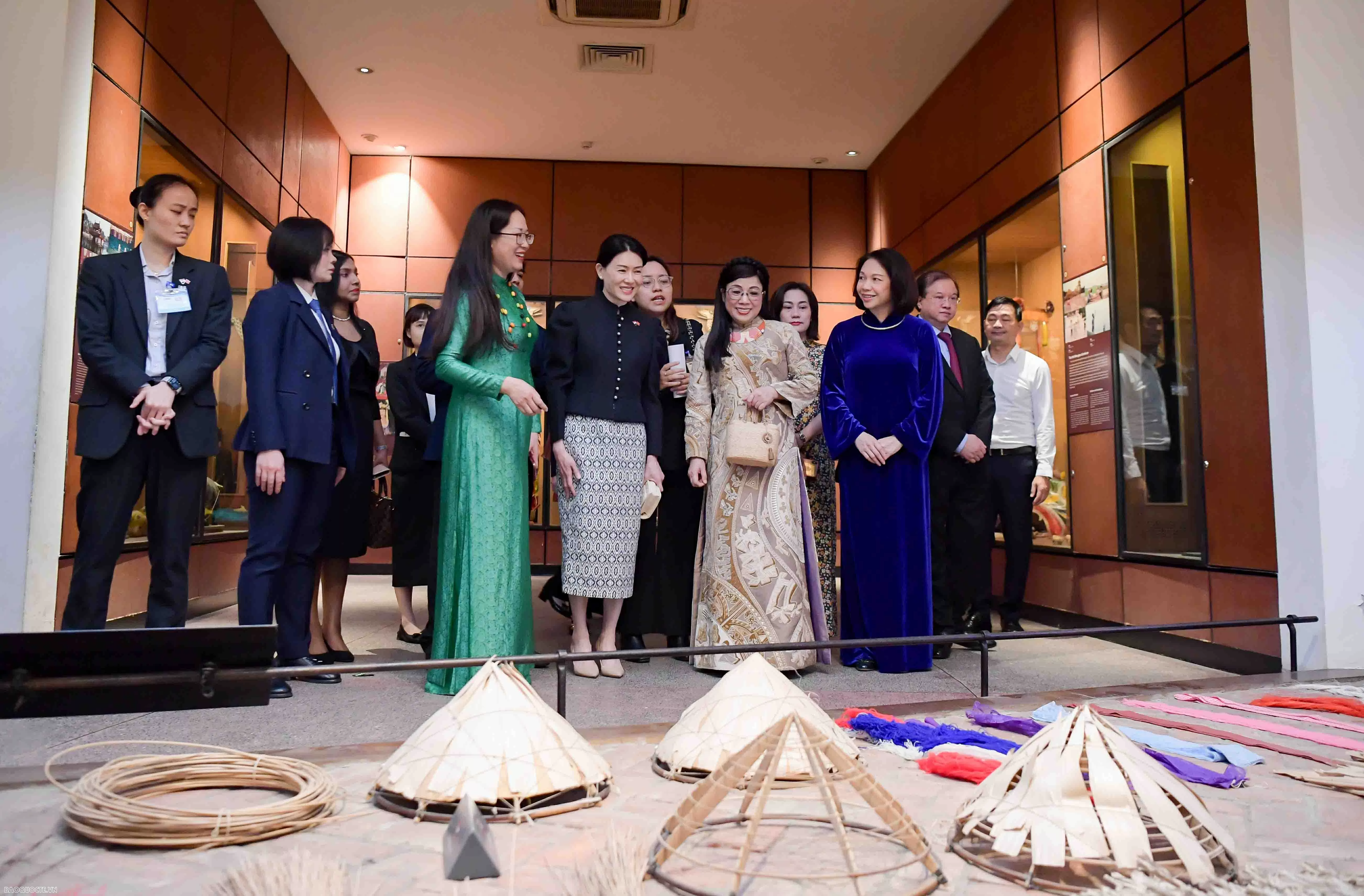 Phu nhân Thủ tướng tham quan bảo tàng dân tộc học