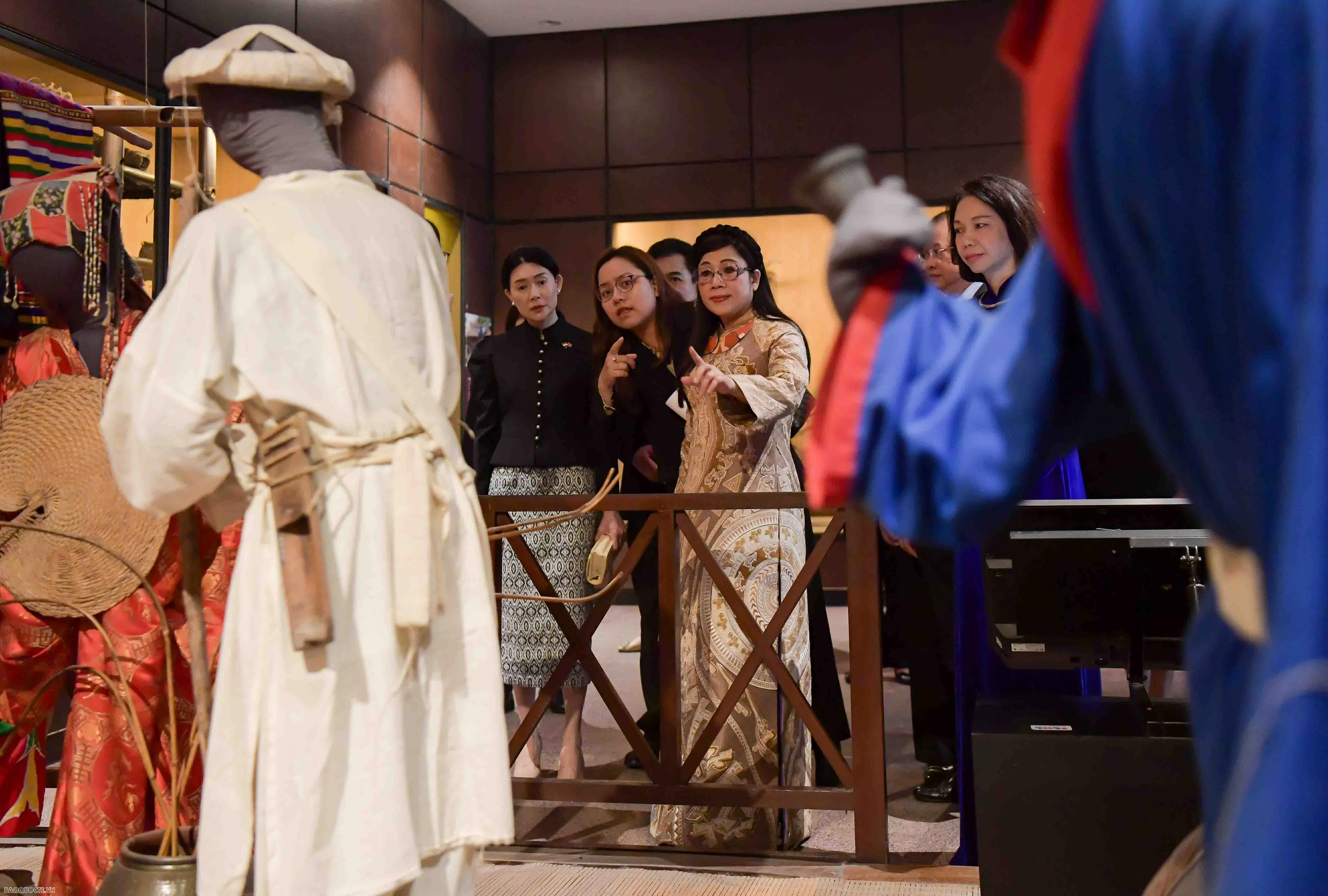 Phu nhân Thủ tướng tham quan bảo tàng dân tộc học