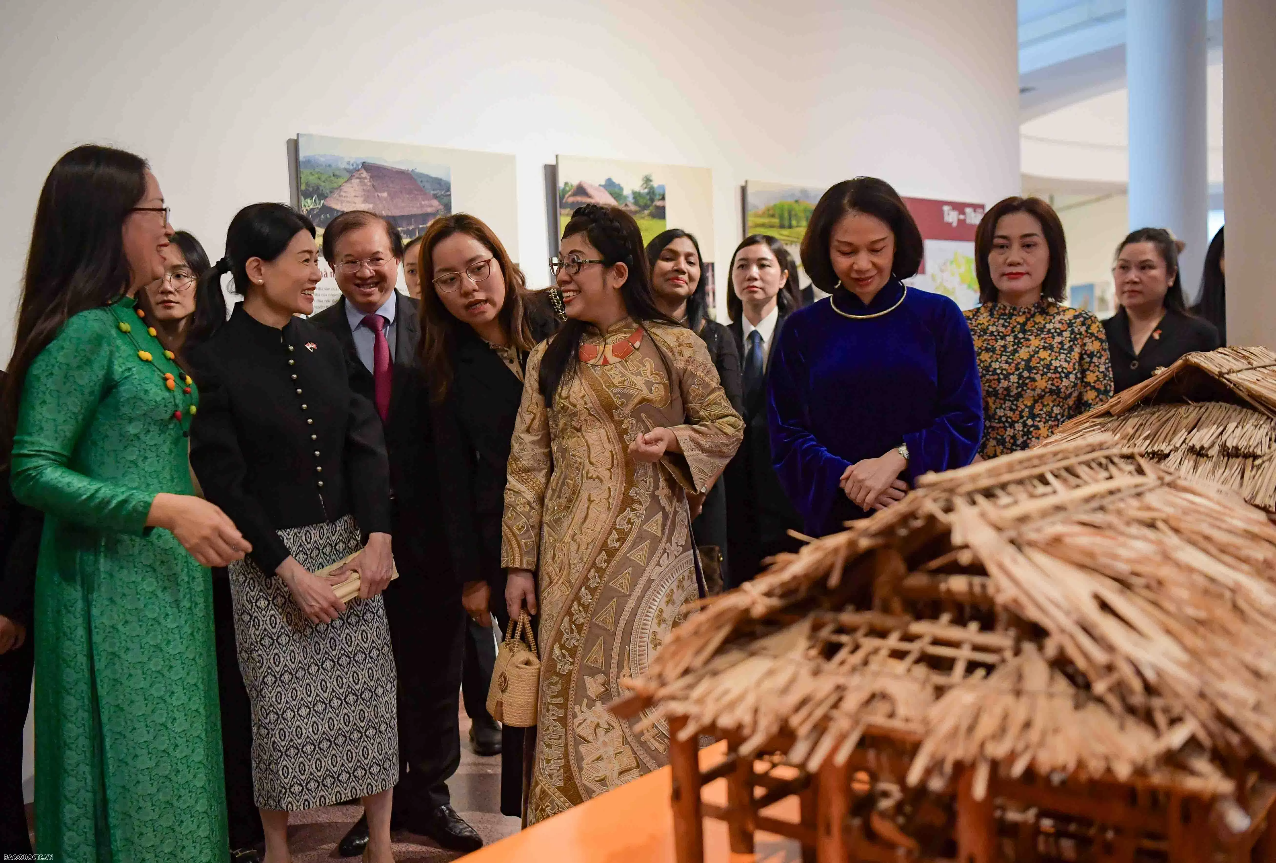 Phu nhân Thủ tướng tham quan bảo tàng dân tộc học