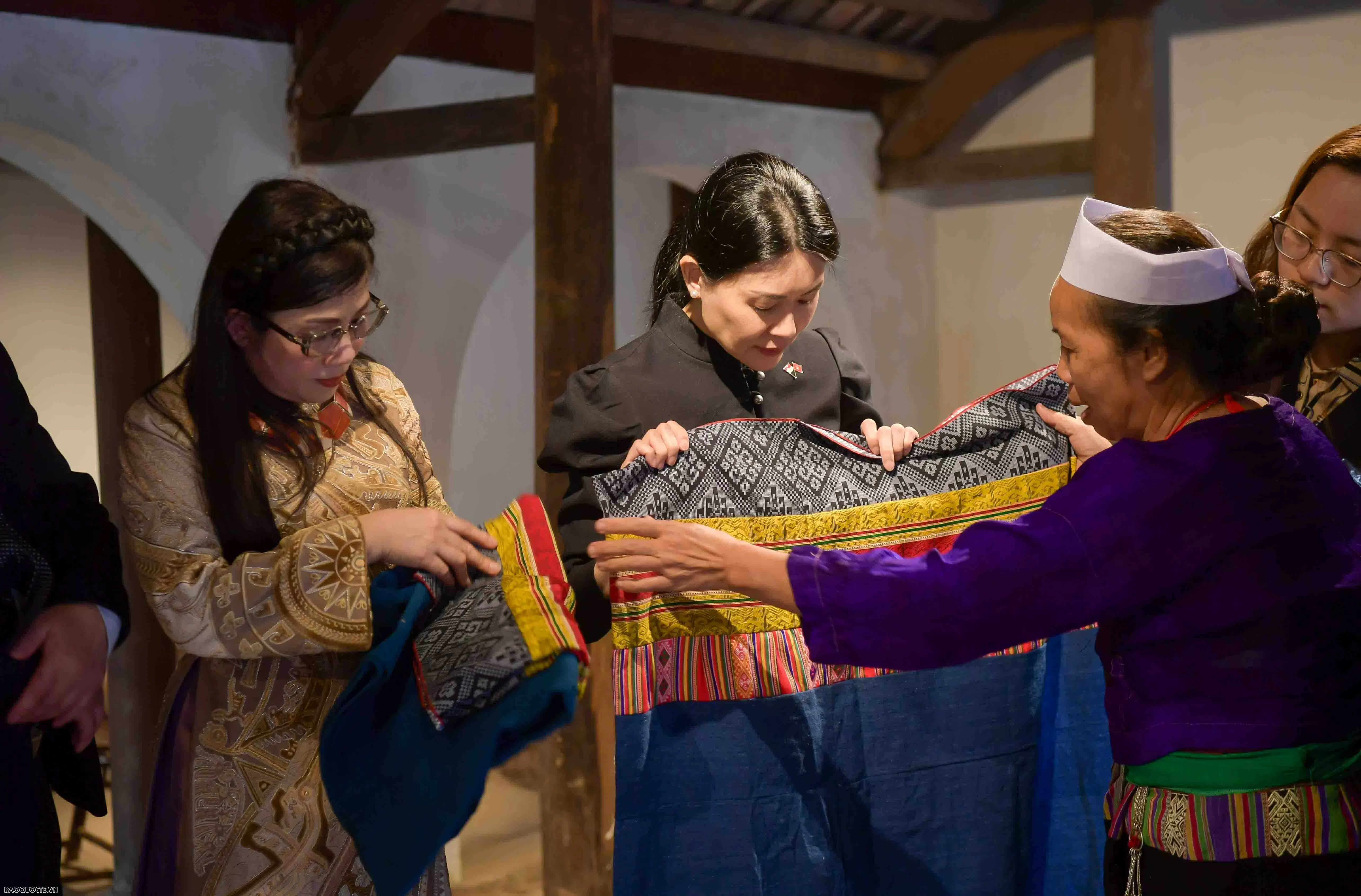 Phu nhân Thủ tướng tham quan bảo tàng dân tộc học Phu nhân Thủ tướng tham quan bảo tàng dân tộc học