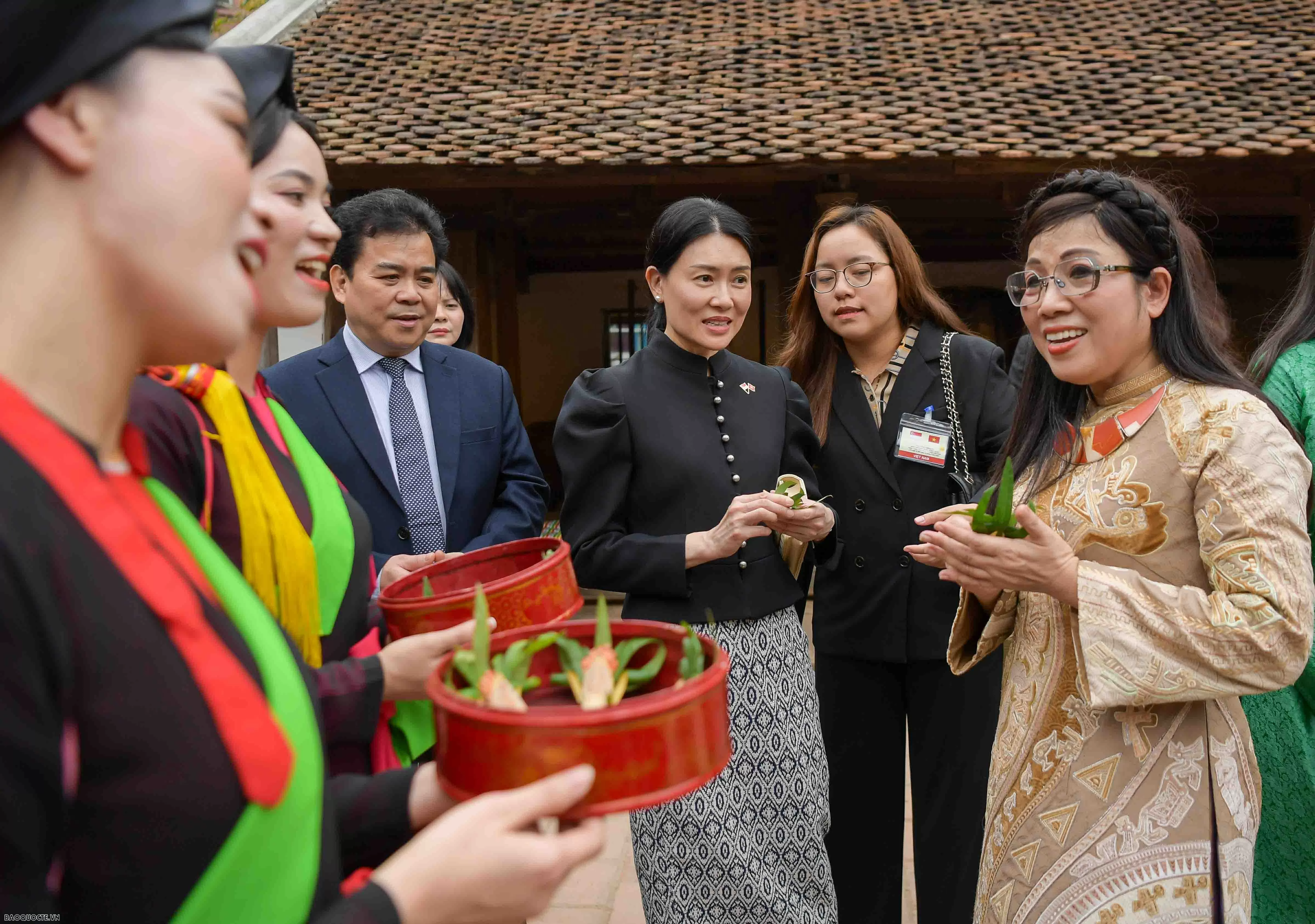 Phu nhân Thủ tướng tham quan bảo tàng dân tộc học Phu nhân Thủ tướng tham quan bảo tàng dân tộc học
