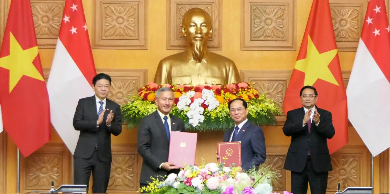 Thủ tướng Phạm Minh Chính và Thủ tướng Singapore Lawrence Wong chứng kiến trao Ý định thư về hợp tác xây dựng Chương trình Hành động triển khai quan hệ Đối tác Chiến lược toàn diện giai đoạn 2025 – 2030 giữa Bộ Ngoại giao hai nước.(Ảnh:Thành Long) Thủ tướng Phạm Minh Chính và Thủ tướng Singapore Lawrence Wong chứng kiến trao Ý định thư về hợp tác xây dựng Chương trình Hành động triển khai quan hệ Đối tác Chiến lược toàn diện giai đoạn 2025 – 2030 giữa Bộ Ngoại giao hai nước.(Ảnh:Thành Long)