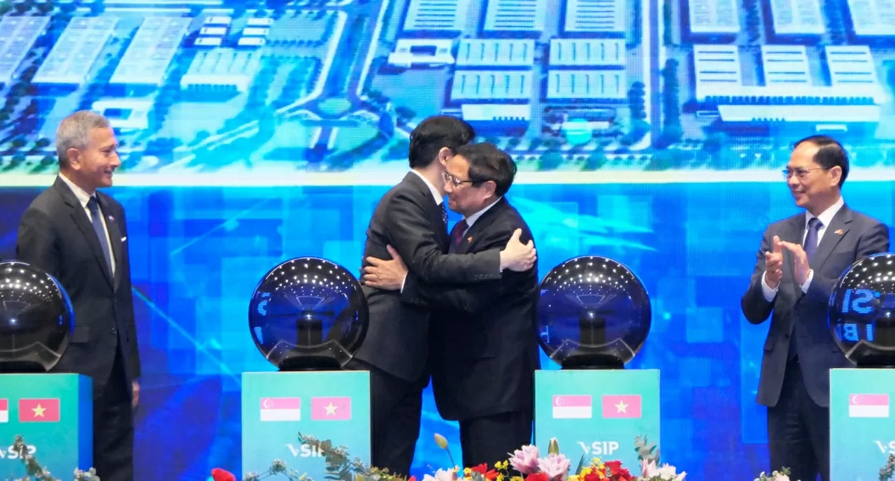 Hai Thủ tướng đồng tình rằng chuyến thăm Việt Nam của Thủ tướng Singapore lần này đã tạo sức sống mới, khí thế mới trong hợp tác hai nước.(Ảnh:Thành Long) Hai Thủ tướng đồng tình rằng chuyến thăm Việt Nam của Thủ tướng Singapore lần này đã tạo sức sống mới, khí thế mới trong hợp tác hai nước.(Ảnh:Thành Long)