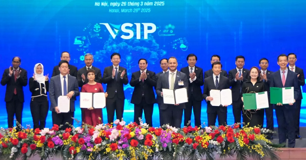 Thủ tướng Phạm Minh Chính và Thủ tướng Cộng hòa Singapore Lawrence Wong chứng kiến lễ trao văn kiện hợp tác giữa các doanh nghiệp Việt Nam-Siangapore.(Ảnh:Thành Long) Thủ tướng Phạm Minh Chính và Thủ tướng Cộng hòa Singapore Lawrence Wong chứng kiến lễ trao văn kiện hợp tác giữa các doanh nghiệp Việt Nam-Siangapore.(Ảnh:Thành Long)