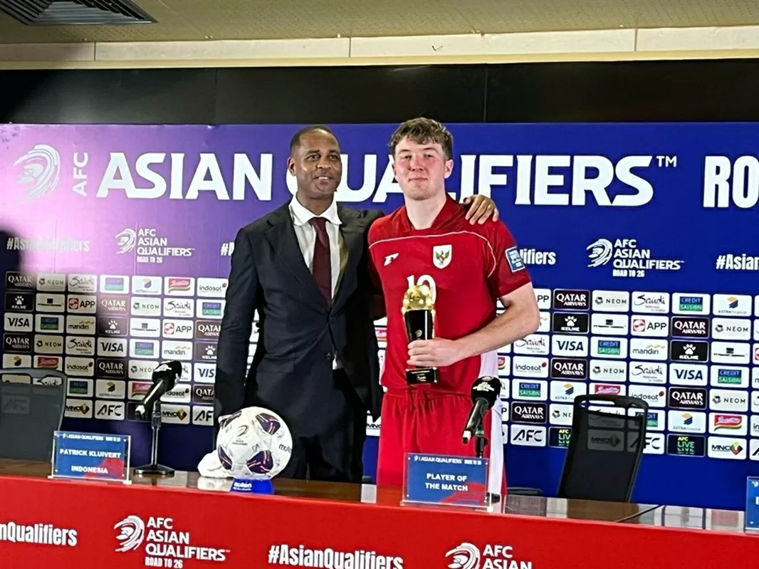 HLV Patrick Kluivert dẫn dắt đội tuyển Indonesia thắng 1-0 Bahrain. (Nguồn: BeritaNasional)