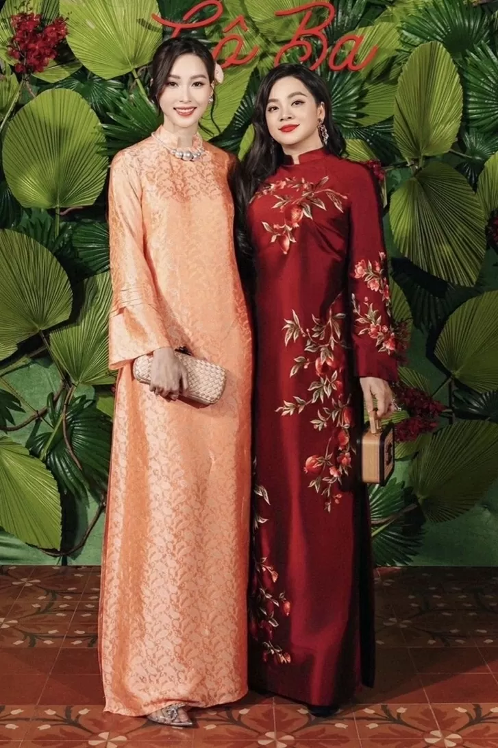 Dự tiệc sinh nhật một người bạn theo phong cách 'cô Ba Sài Gòn', Đặng Thu Thảo diện áo dài suông rộng. Trên tay, cô cầm chiếc Stretch Knot Bag kinh điển của Bottega Veneta, giá 4.500 USD (khoảng 115 triệu đồng). Món phụ kiện có tông màu cam nude, đồng điệu với trang phục của Đặng Thu Thảo.