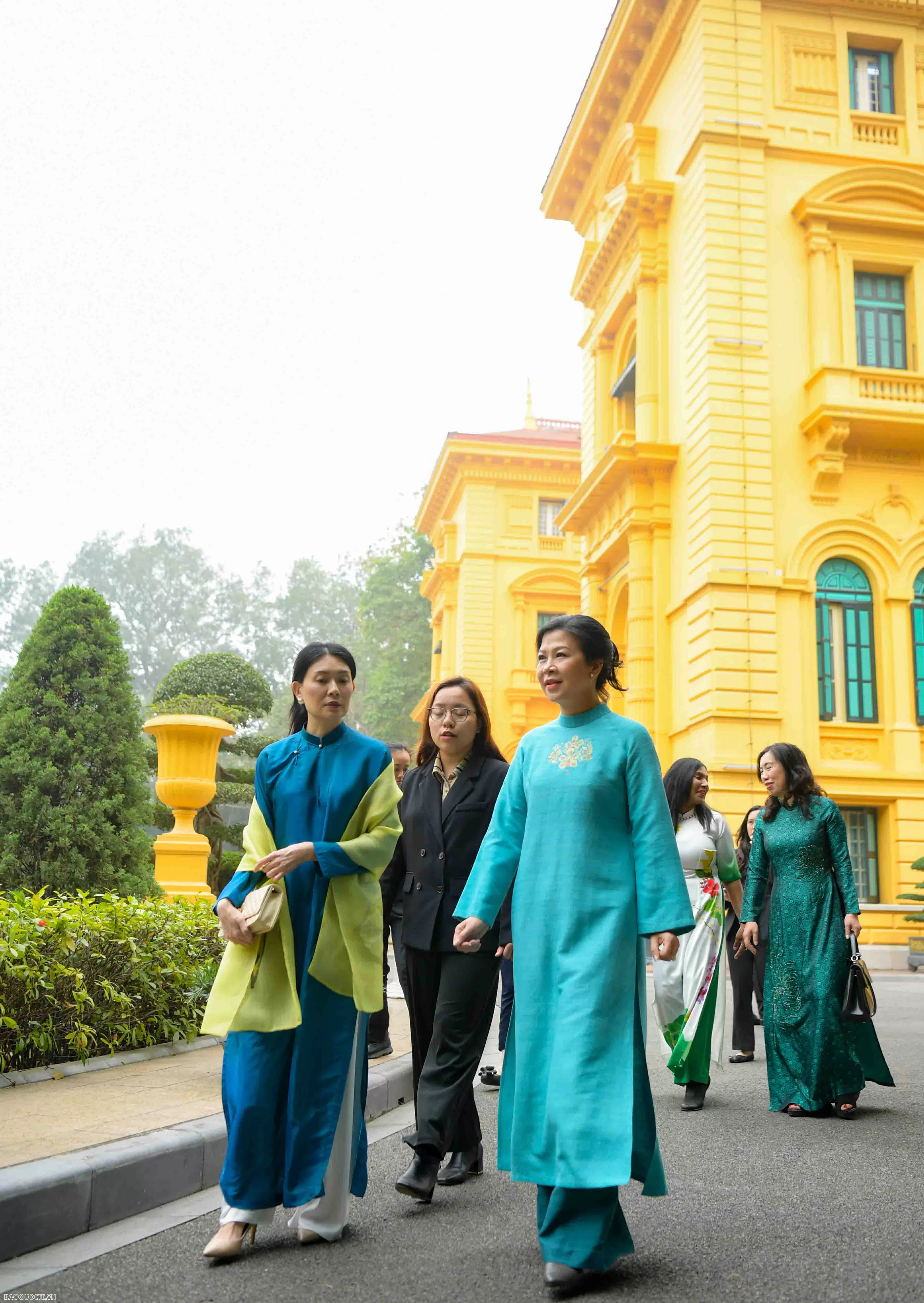 Điều đặc biệt từ món quà hai Phu nhân Tổng bí thư và Phu nhân Thủ tướng Singapore dành tặng nhau