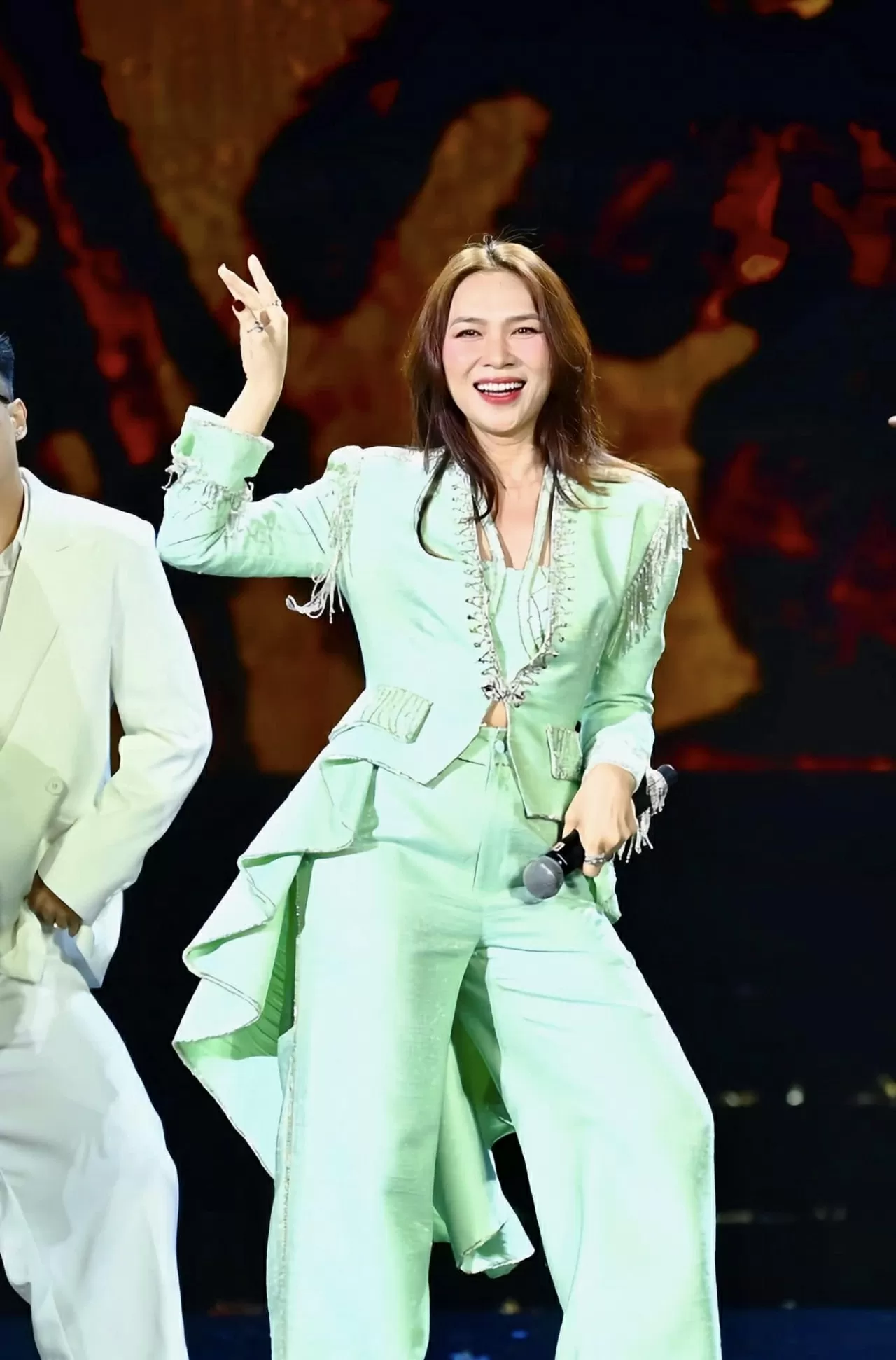 Ca sĩ Mỹ Tâm thần thái trên sân khấu, nhan sắc ngày càng thăng hạng Ca sĩ Mỹ Tâm thần thái trên sân khấu, nhan sắc ngày càng thăng hạng