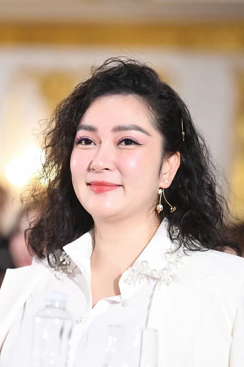 Nguyễn Thị Huyền được chú ý khi là thành viên ban giám khảo Hoa hậu Việt Nam 2024 sau thời gian dài gần như vắng bóng trước công chúng. Cô sinh năm 1985, giành vương miện Hoa hậu Việt Nam 2004, từng được nhiều người yêu thích với vẻ đẹp phúc hậu và làn da mịn màng. Được nhận xét có năng khiếu diễn xuất và ca hát nhưng Nguyễn Thị Huyền sớm từ bỏ hào quang showbiz, kín tiếng về đời tư để tập trung chăm sóc con cái và xây dựng sự nghiệp riêng. Cô hiện là Thạc sĩ, giảng dạy tại Học viện Báo chí và Tuyên truyền.