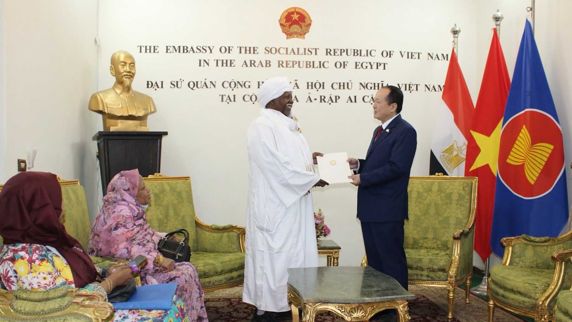 Trao quyết định bổ nhiệm lại Lãnh sự danh dự Việt Nam tại Sudan