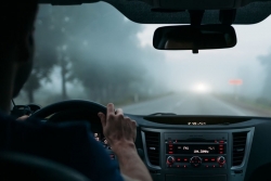 3 bước có thể xử lý nhanh hiện tượng mờ kính chắn gió xe ô tô