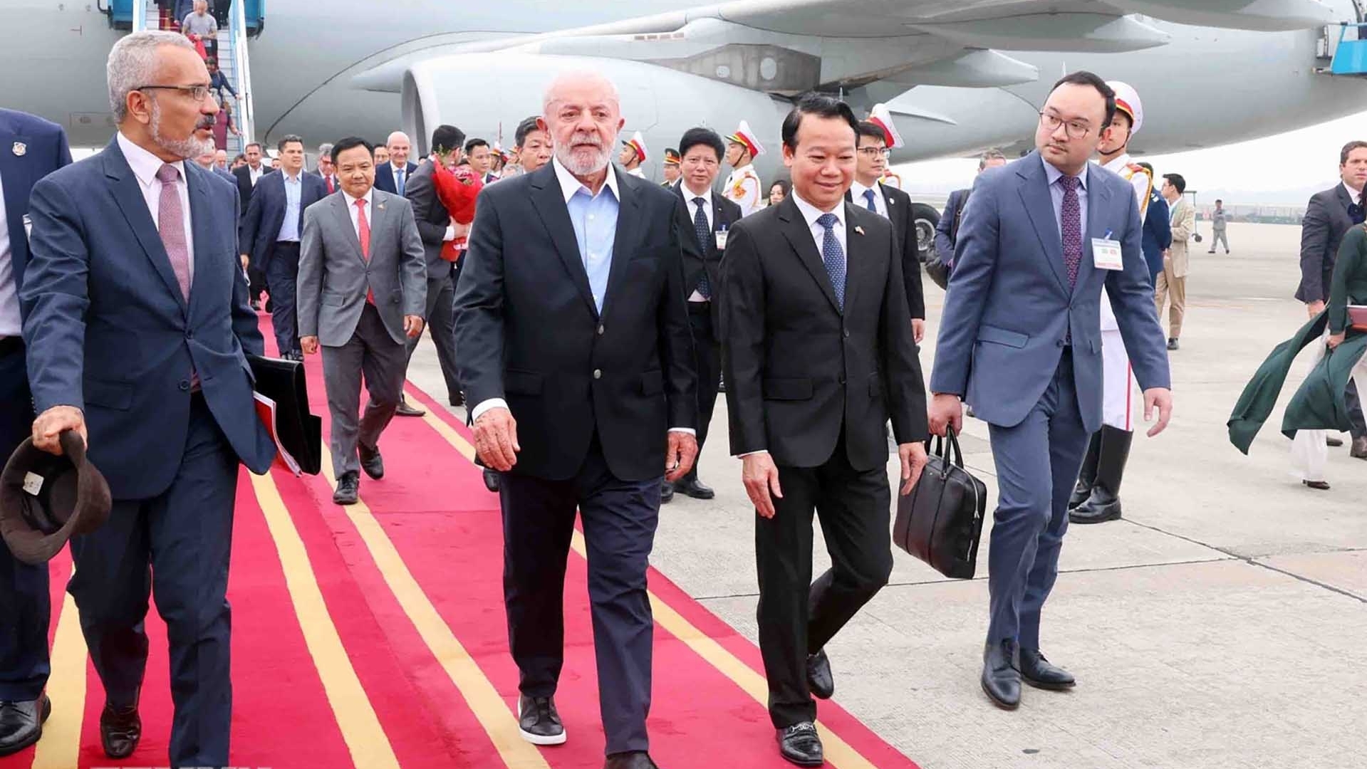 Tổng thống Brazil đến Hà Nội, bắt đầu chuyến thăm cấp Nhà nước tới Việt Nam