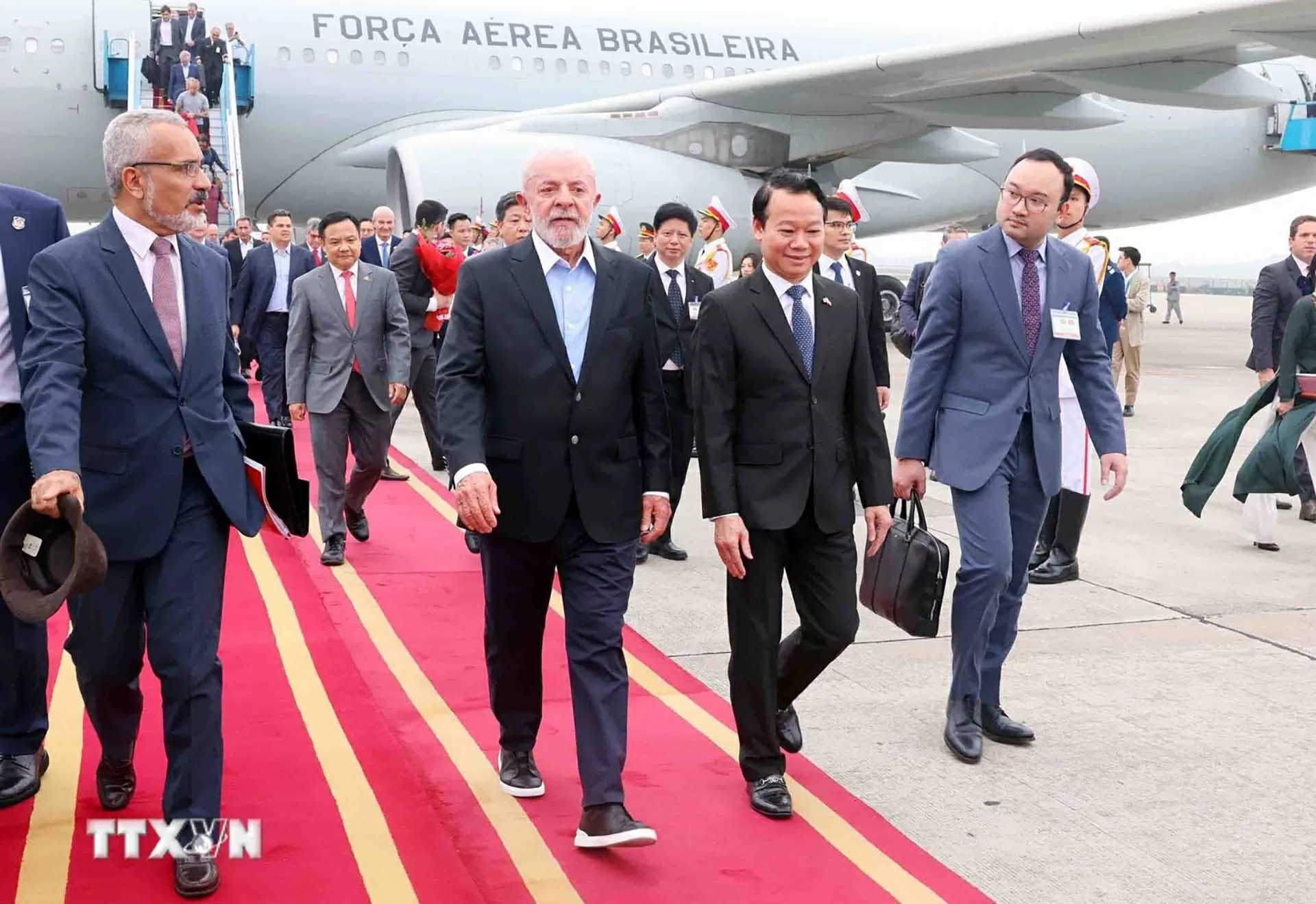 Tổng thống Brazil đến Hà Nội, bắt đầu chuyến thăm cấp Nhà nước tới Việt Nam Tổng thống Brazil đến Hà Nội, bắt đầu chuyến thăm cấp Nhà nước tới Việt Nam