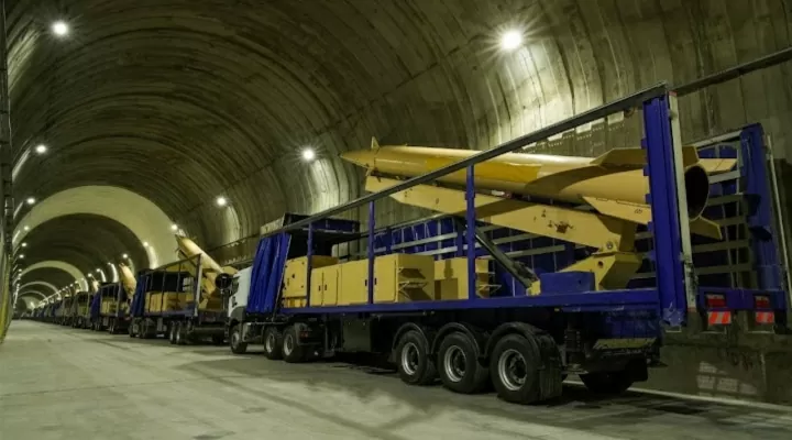 Đây là một trong “hàng trăm” căn cứ tên lửa của IRGC trên khắp Iran, “nơi chứa hàng nghìn tên lửa đạn đạo dẫn đường chính xác và hoạt động theo mạng lưới, sử dụng nhiên liệu rắn và lỏng, do các chuyên gia của Sư đoàn Hàng không Vũ trụ IRGC chế tạo”. (Nguồn: Tehran Times)