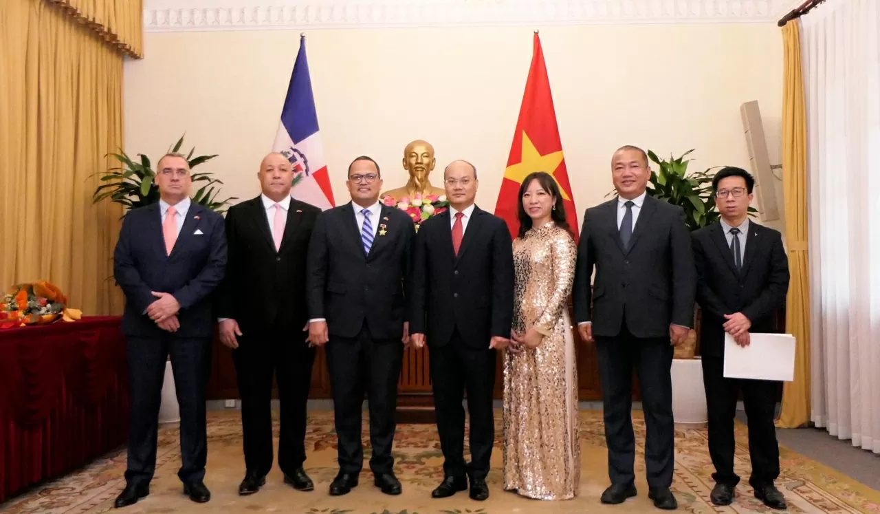 Vụ Châu Mỹ và Đại sứ quán Cộng hòa Dominica chụp bức ảnh lưu niệm.(Ảnh: Thành Long) Vụ Châu Mỹ và Đại sứ quán Cộng hòa Dominica chụp bức ảnh lưu niệm.(Ảnh: Thành Long)