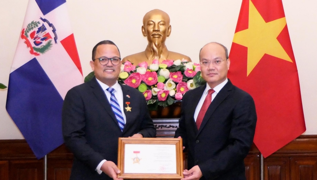 Bộ Ngoại giao trao Kỷ niệm chương ‘Vì sự nghiệp ngoại giao Việt Nam’ cho Đại sứ Cộng hòa Dominica