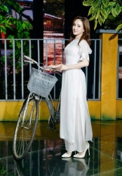 Sao Việt: Quỳnh Kool đăng ảnh đời thường năng động, Hoàng Thùy Linh quyến rũ với váy ngắn