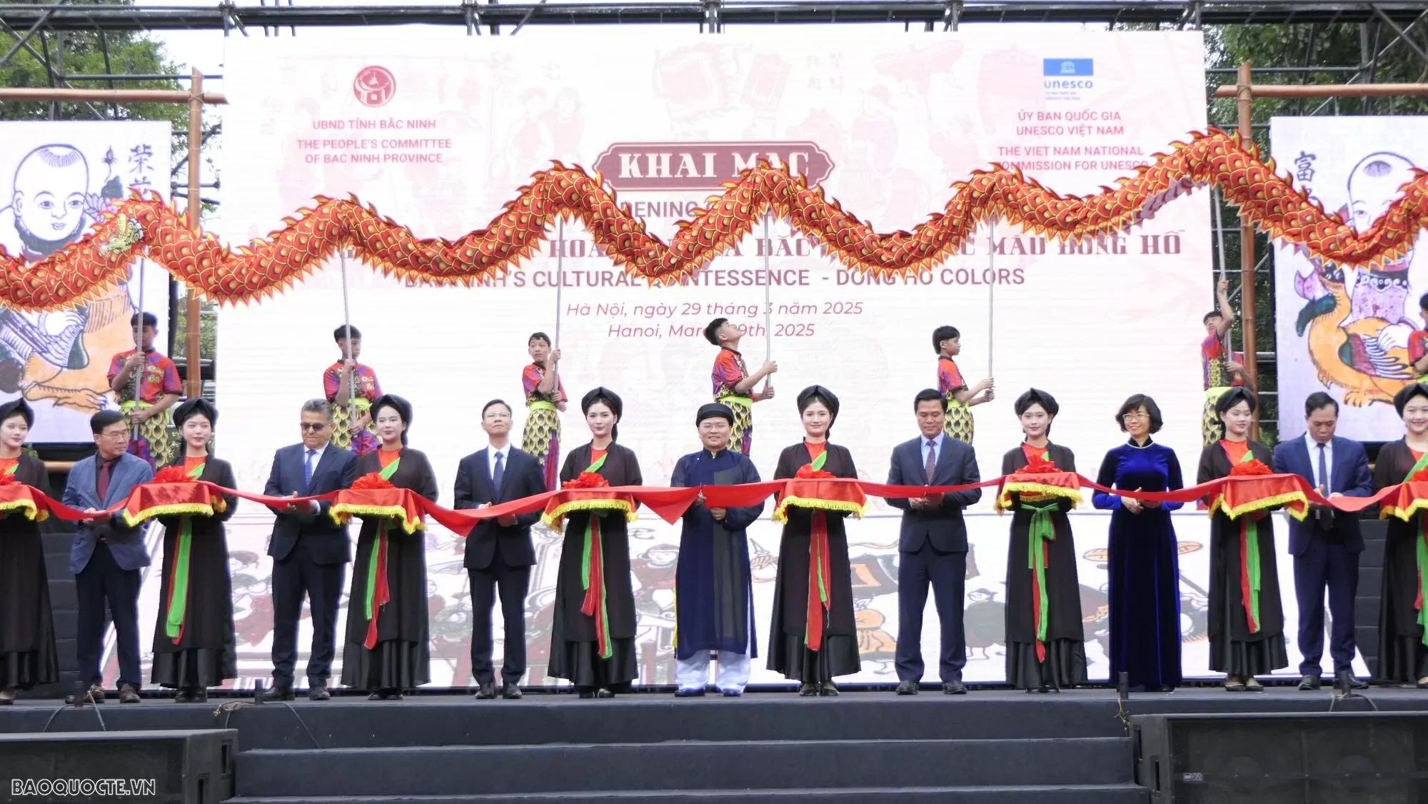 Để tranh Đông Hồ luôn là biểu tượng của bản sắc và khát vọng bảo tồn giá trị truyền thống Để tranh Đông Hồ luôn là biểu tượng của bản sắc và khát vọng bảo tồn giá trị truyền thống