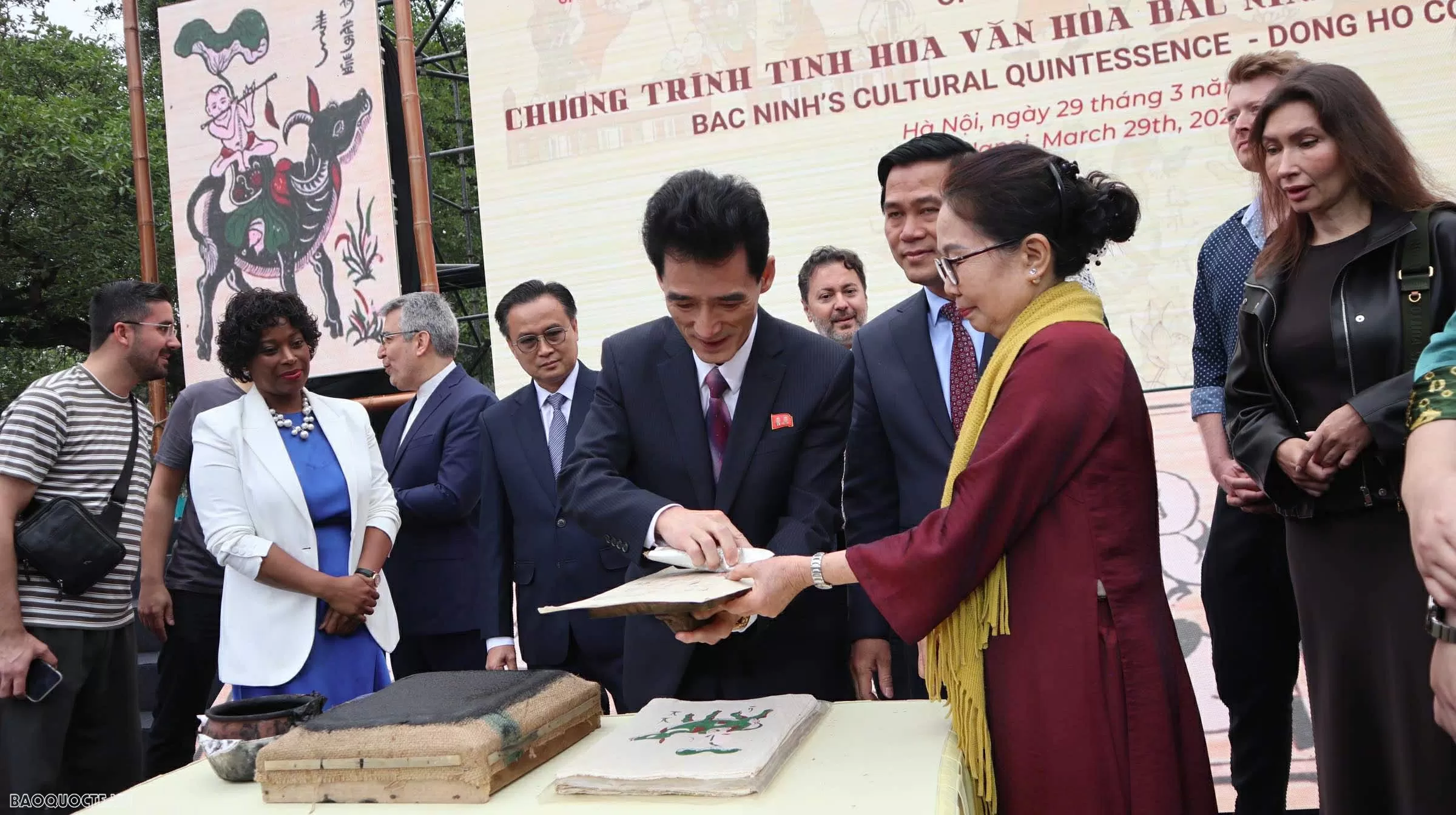 Để tranh Đông Hồ luôn là biểu tượng của bản sắc và khát vọng bảo tồn giá trị truyền thống Để tranh Đông Hồ luôn là biểu tượng của bản sắc và khát vọng bảo tồn giá trị truyền thống