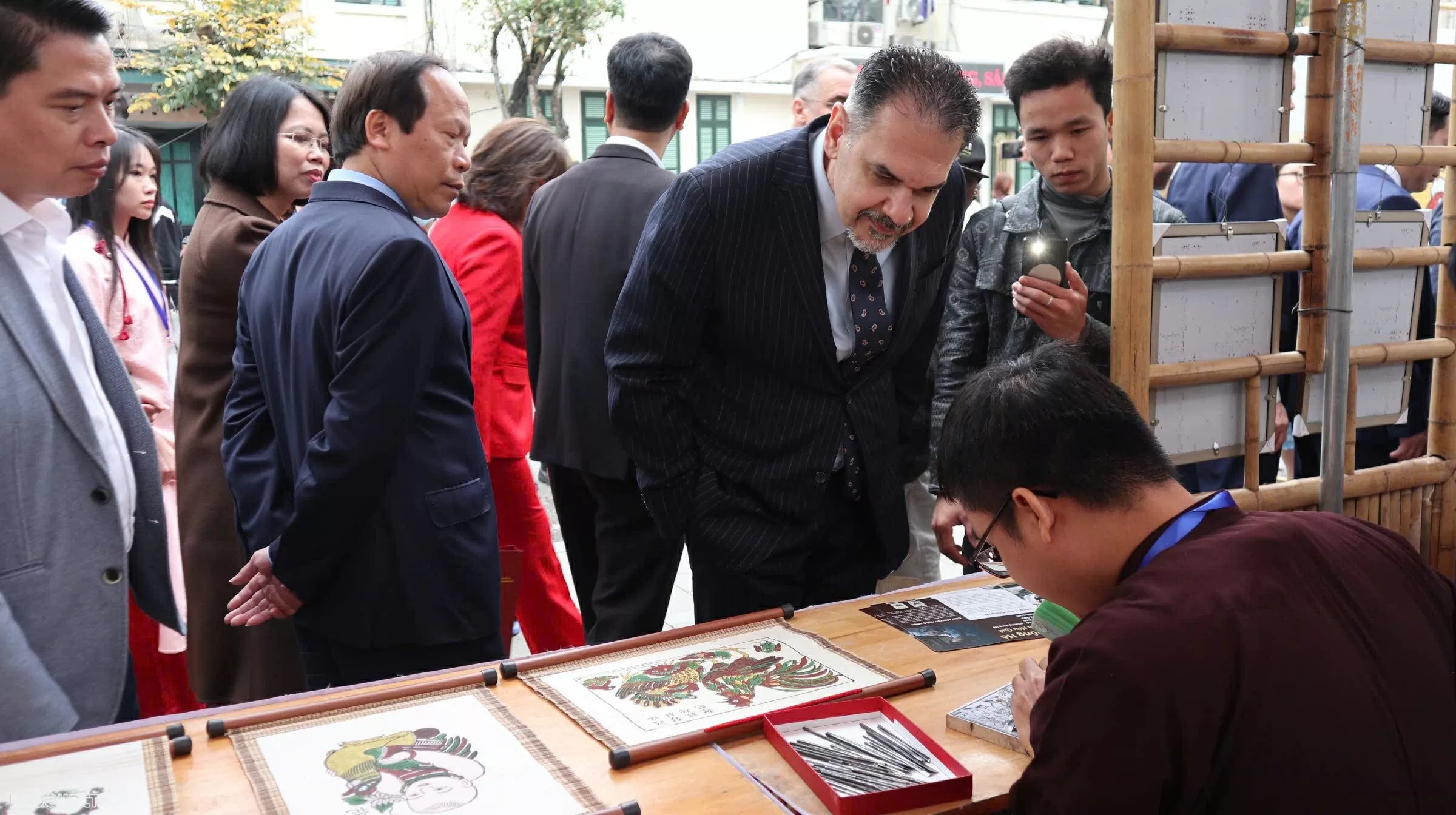 Để tranh Đông Hồ luôn là biểu tượng của bản sắc và khát vọng bảo tồn giá trị truyền thống Để tranh Đông Hồ luôn là biểu tượng của bản sắc và khát vọng bảo tồn giá trị truyền thống