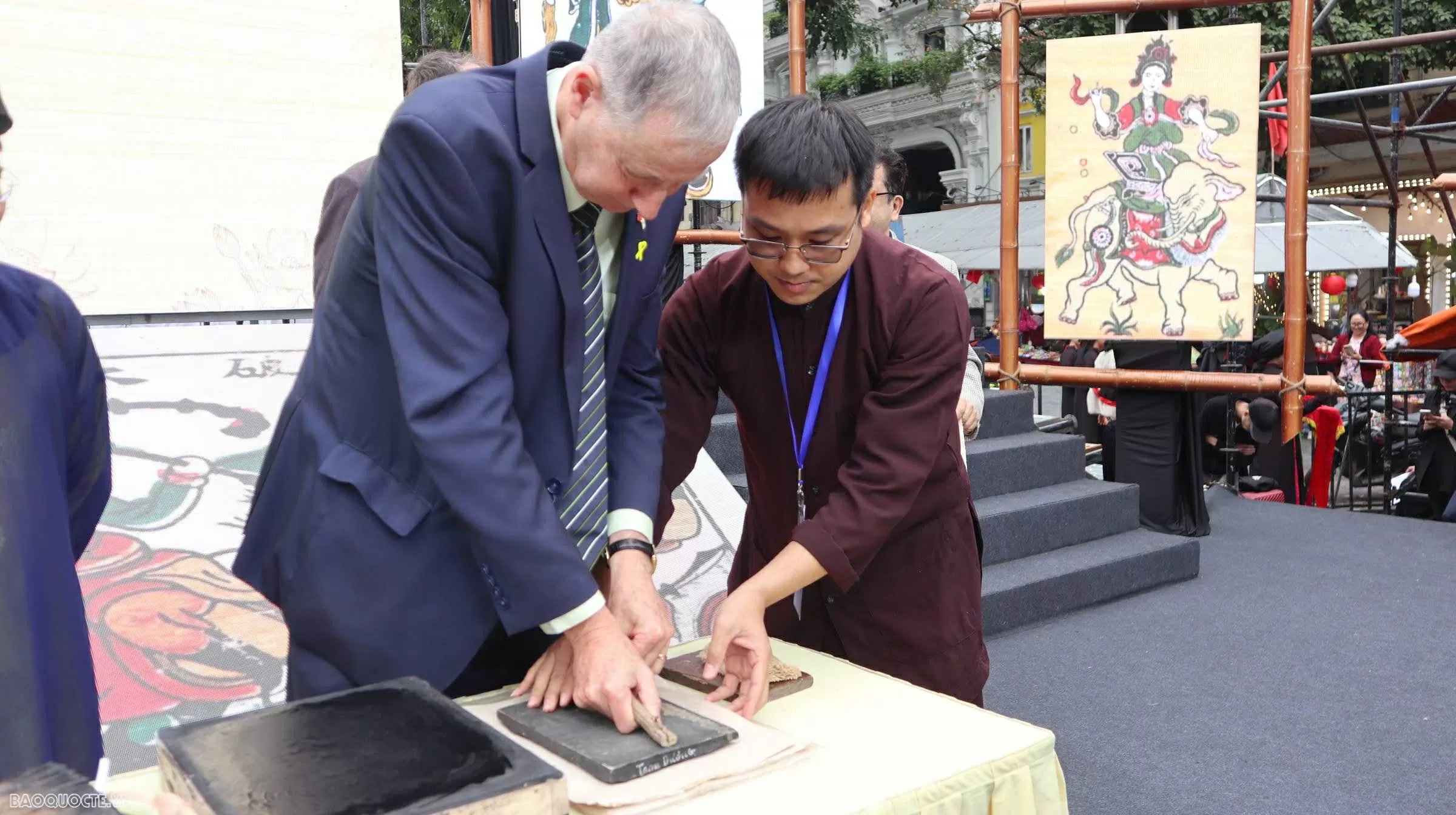 Để tranh Đông Hồ luôn là biểu tượng của bản sắc và khát vọng bảo tồn giá trị truyền thống Để tranh Đông Hồ luôn là biểu tượng của bản sắc và khát vọng bảo tồn giá trị truyền thống