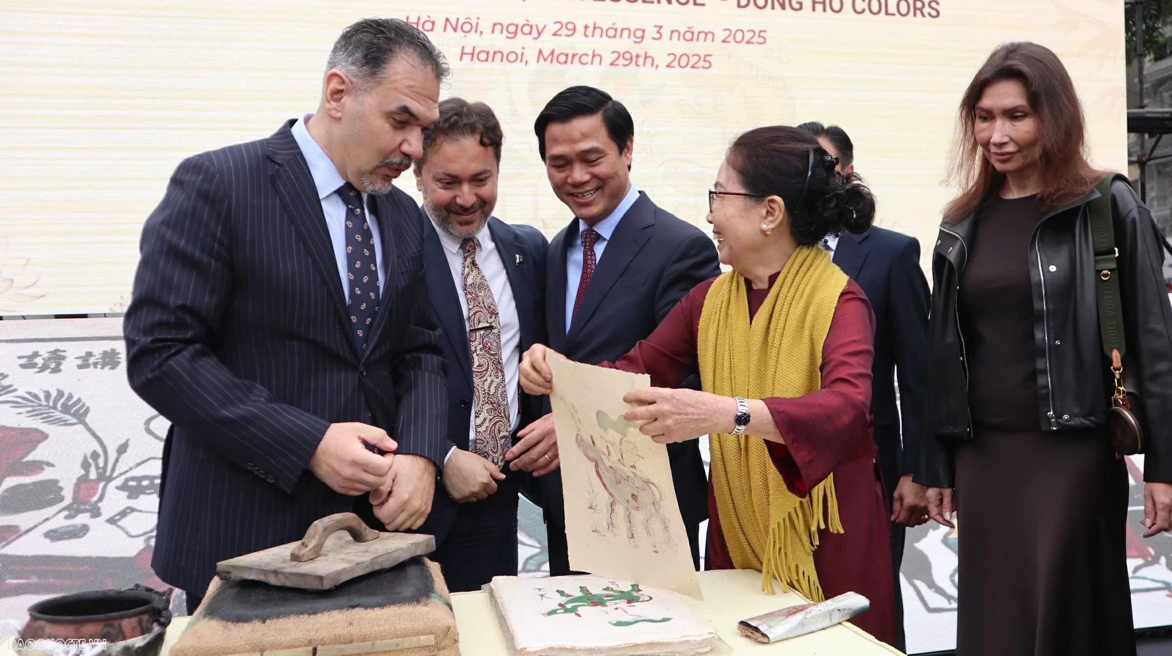 Để tranh Đông Hồ luôn là biểu tượng của bản sắc và khát vọng bảo tồn giá trị truyền thống Để tranh Đông Hồ luôn là biểu tượng của bản sắc và khát vọng bảo tồn giá trị truyền thống