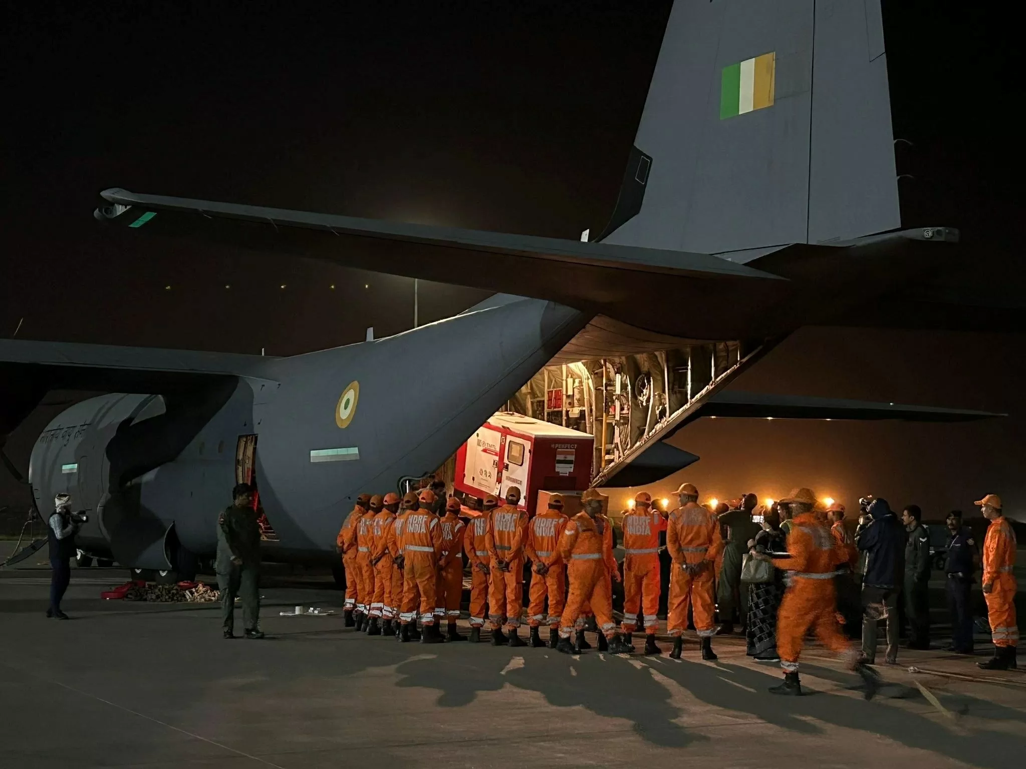 Chuyến bay chở lô hàng viện trợ nhân đạo khẩn cấp cùng đội cứu hộ cứu nạn và y tế Ấn Độ trước giờ khởi hành sang Myanmar ngày 29/3. Ảnh: X/S Jaishankar