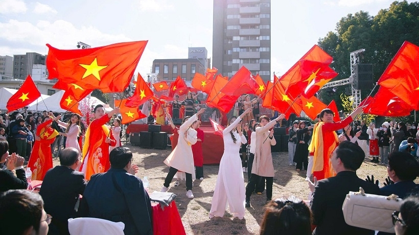 Người Việt tại Nhật Bản thể hiện lòng yêu nước qua chiến dịch 'Vạn cờ Tổ quốc tung bay'