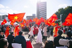 Người Việt tại Nhật Bản thể hiện lòng yêu nước qua chiến dịch 'Vạn cờ Tổ quốc tung bay'