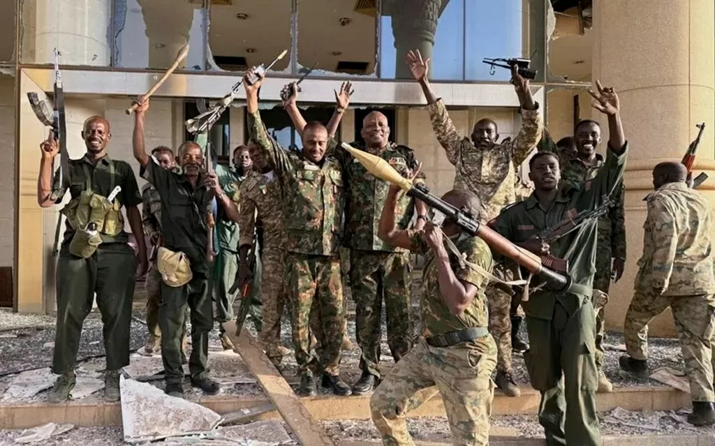 Những người lính ăn mừng sau khi chiếm được Cung điện Cộng hòa ở Khartoum, Sudan, ngày 21/3/2025. (Ảnh: SAF) Những người lính ăn mừng sau khi chiếm được Cung điện Cộng hòa ở Khartoum, Sudan, ngày 21/3/2025. (Ảnh: SAF)