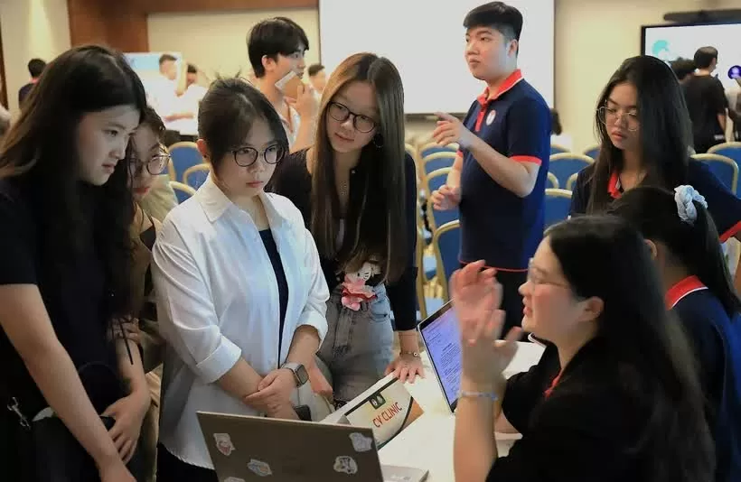 Cơ hội kết nối nghề nghiệp cho sinh viên Việt Nam tại Singapore. Các bạn trẻ hào hứng với các thông tin tư vấn nghề nghiệp trực tiếp tại sự kiện. (Nguồn: TTXVN) Cơ hội kết nối nghề nghiệp cho sinh viên Việt Nam tại Singapore. Các bạn trẻ hào hứng với các thông tin tư vấn nghề nghiệp trực tiếp tại sự kiện. (Nguồn: TTXVN)