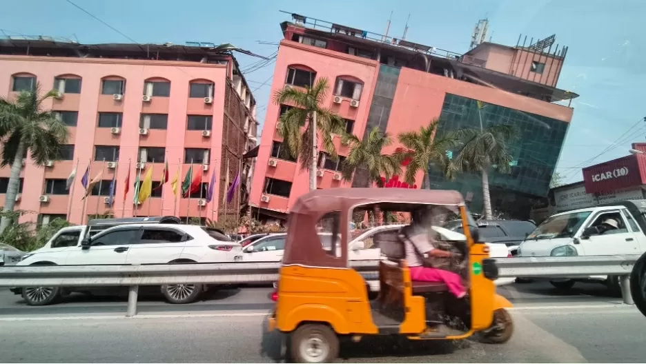 Số nạn nhân động đất tại Myanmar tăng vọt, thiệt hại ở Thái Lan. Người lái xe đi qua một tòa nhà bị rung chuyển bởi trận động đất mạnh 7,7 độ richter. (Nguồn: Reuters) Số nạn nhân động đất tại Myanmar tăng vọt, thiệt hại ở Thái Lan. Người lái xe đi qua một tòa nhà bị rung chuyển bởi trận động đất mạnh 7,7 độ richter. (Nguồn: Reuters)