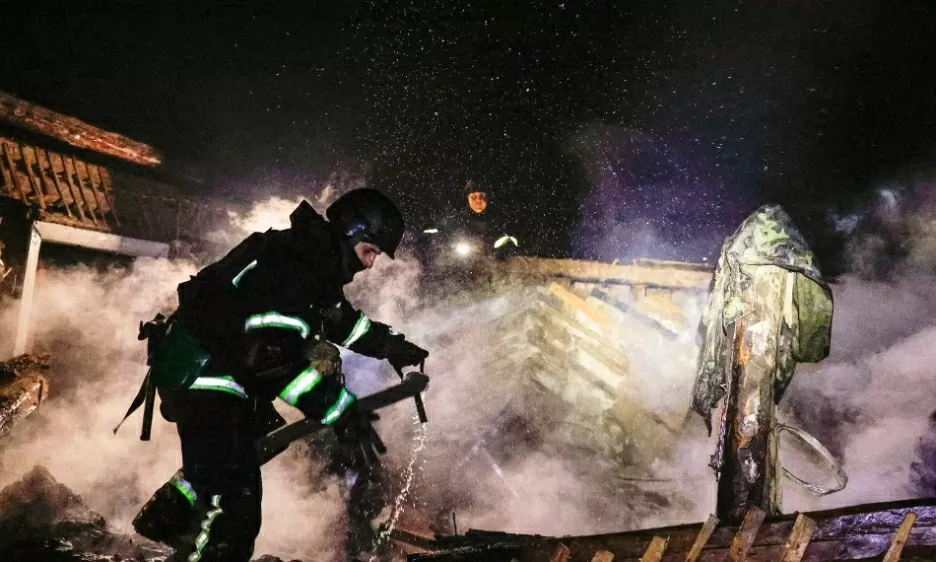 Lực lượng cứu hộ Ukraine làm việc tại hiện trường vụ máy bay không người lái gây chấn động tấn công khu dân cư ở Kharkiv. Các quan chức Ukraine cho biết ít nhất hai người đã thiệt mạng. (Nguồn: EPA) Lực lượng cứu hộ Ukraine làm việc tại hiện trường vụ máy bay không người lái gây chấn động tấn công khu dân cư ở Kharkiv. Các quan chức Ukraine cho biết ít nhất hai người đã thiệt mạng. (Nguồn: EPA)